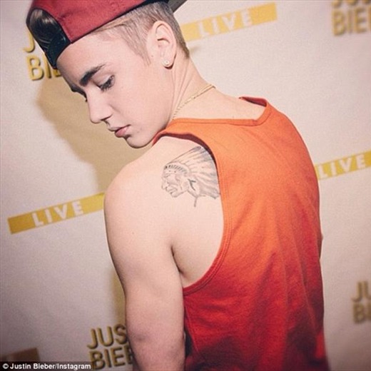 Multan a Justin Bieber por tatuar a un amigo