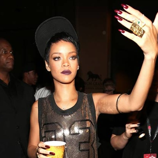 Rihanna busca contactarse con extraterrestres