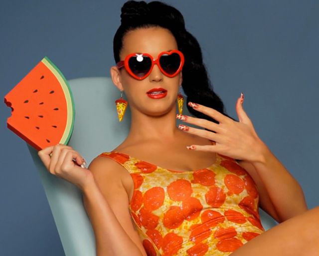 Katy Perry promociona su DVD en una caja de pizza