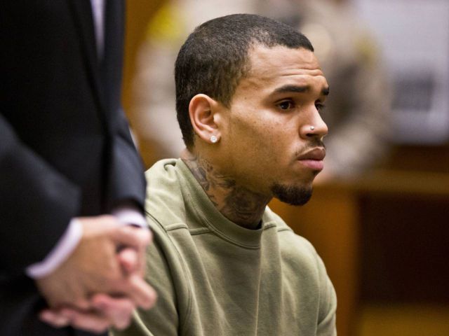 Chris Brown amenaza a una mujer con una pistola