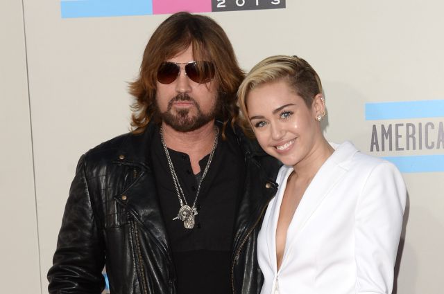 Miley Cyrus emociona las redes con un dueto con su padre