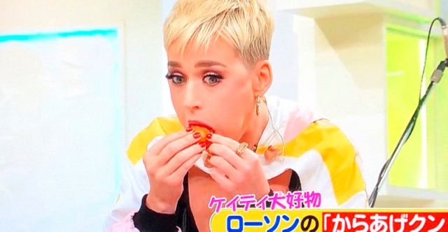 ¿Por qué Katy Pery llenó su boca con nuggets de pollo?