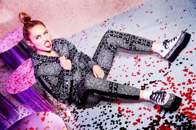 Miley Cirus se pone creativa y diseña divertida colección para Converse