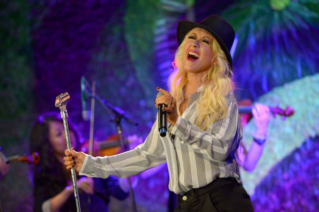 Christina Aguilera causa sensación al cantar en el metro de Nueva York