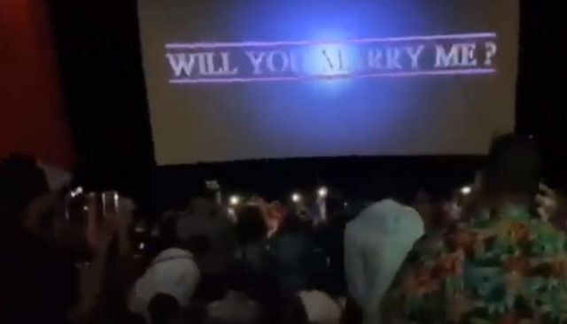 Fan pidió matrimonio a su novia en sala de cine durante estreno de 'Avengers: Endgame'