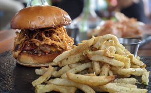 Hermanos lo apuestan todo y emprenden con restaurante en media pandemia