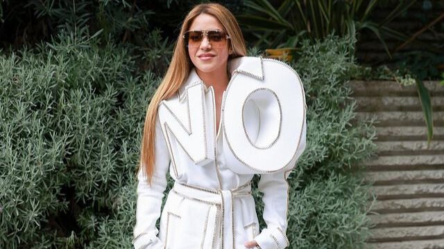 Shakira sorprende con vestuario que dice ¡NO! en Fashion Week