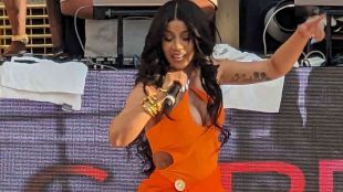 Cardi B le lanza micrófono a fan en pleno concierto