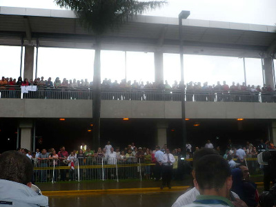 Bienvenida de María en el Aeropuerto