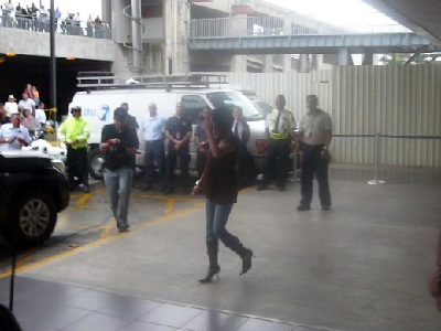 Bienvenida de María en el Aeropuerto