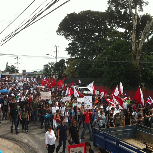 LO QUE PASA EN TIQUICIA: Marcha frente a la CCSS