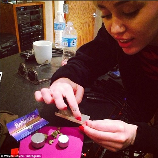 Miley consume drogas mientras graba con The Flaming Lips