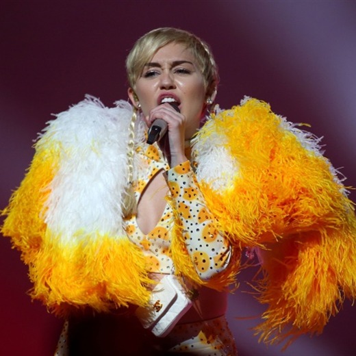 Miley Cyrus debuta con The Twinkle Song