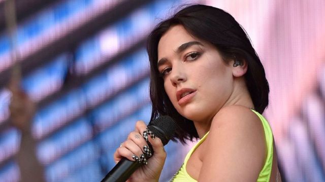 ¿Dua Lipa retocó las fotos de su infancia?