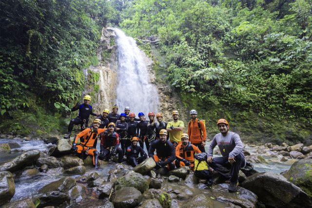 ¿Sabías que existe un grupo de personas que se dedican a descubrir los cañones de Costa Rica?