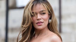 Karol G es ignorada por revista en evento de moda en París.